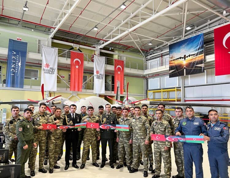 Azerbaycanlı pilotların AKINCI TİHA eğitimlerini tamamladığı duyuruldu.