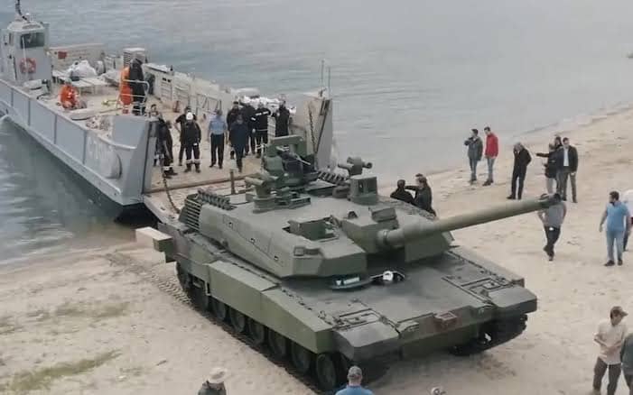 Altay Tankı TCG ANADOLU gemisine LCM ile yüklendi!