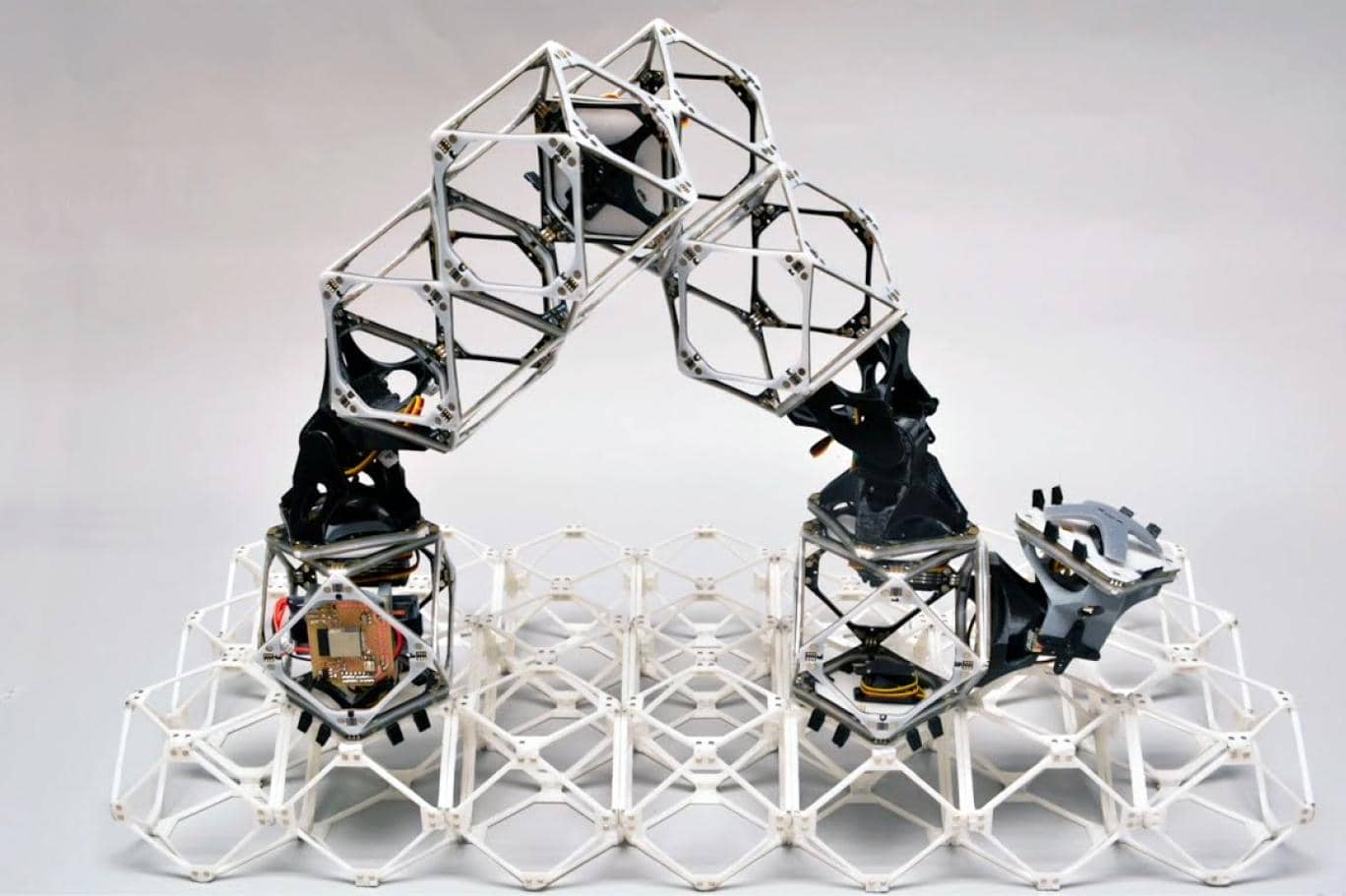 MIT'de kendini kopyalayan robot icat üretildi