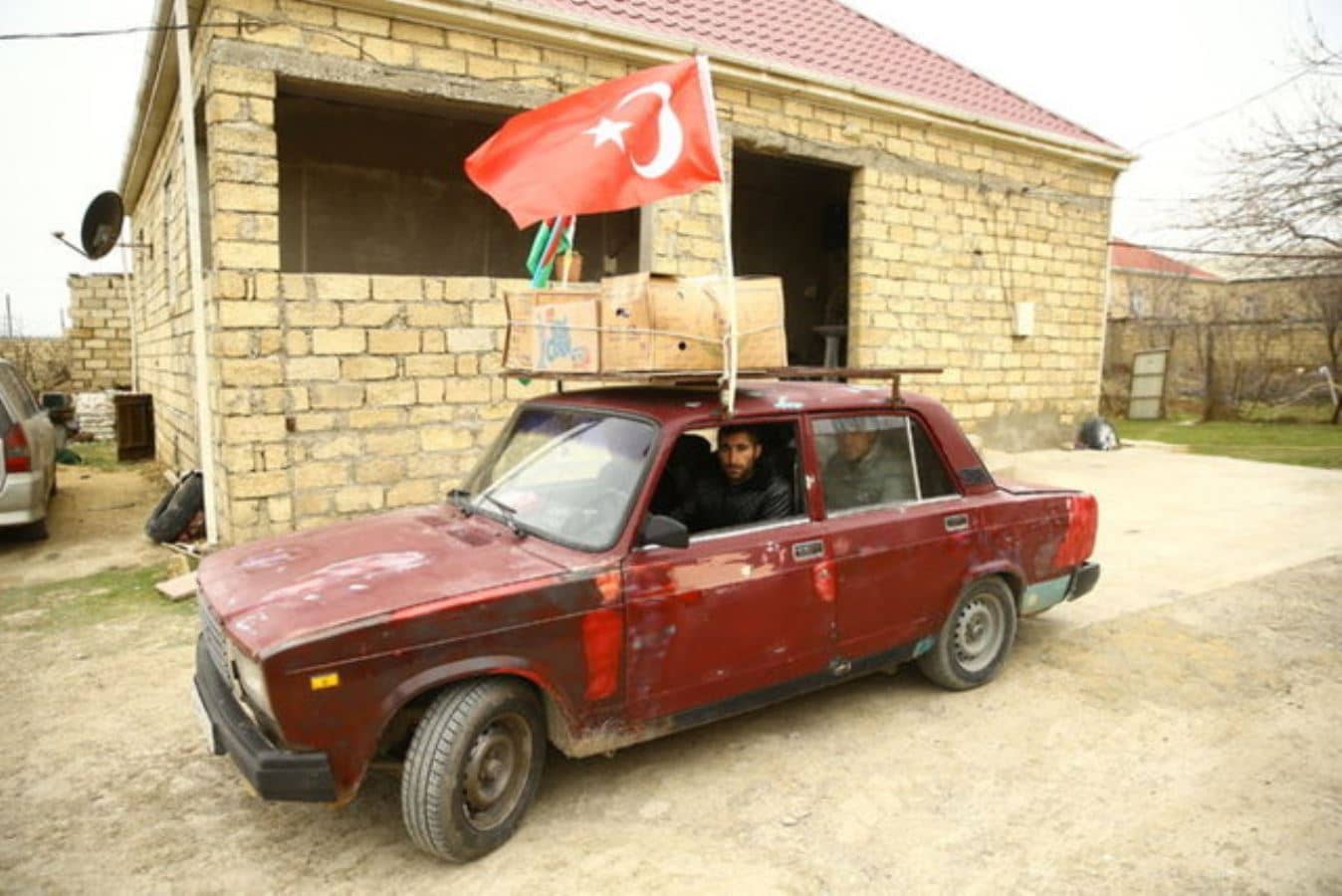 Azerbaycan’dan Türkiye’ye yardım ulaştıran Server Beşirli’ye ve otomobil hediye edildi