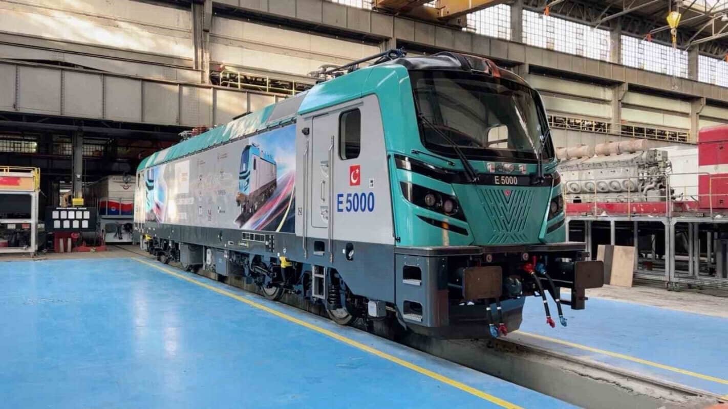 Yerli E5000 tip elektrikli lokomotif raylara indiriliyor